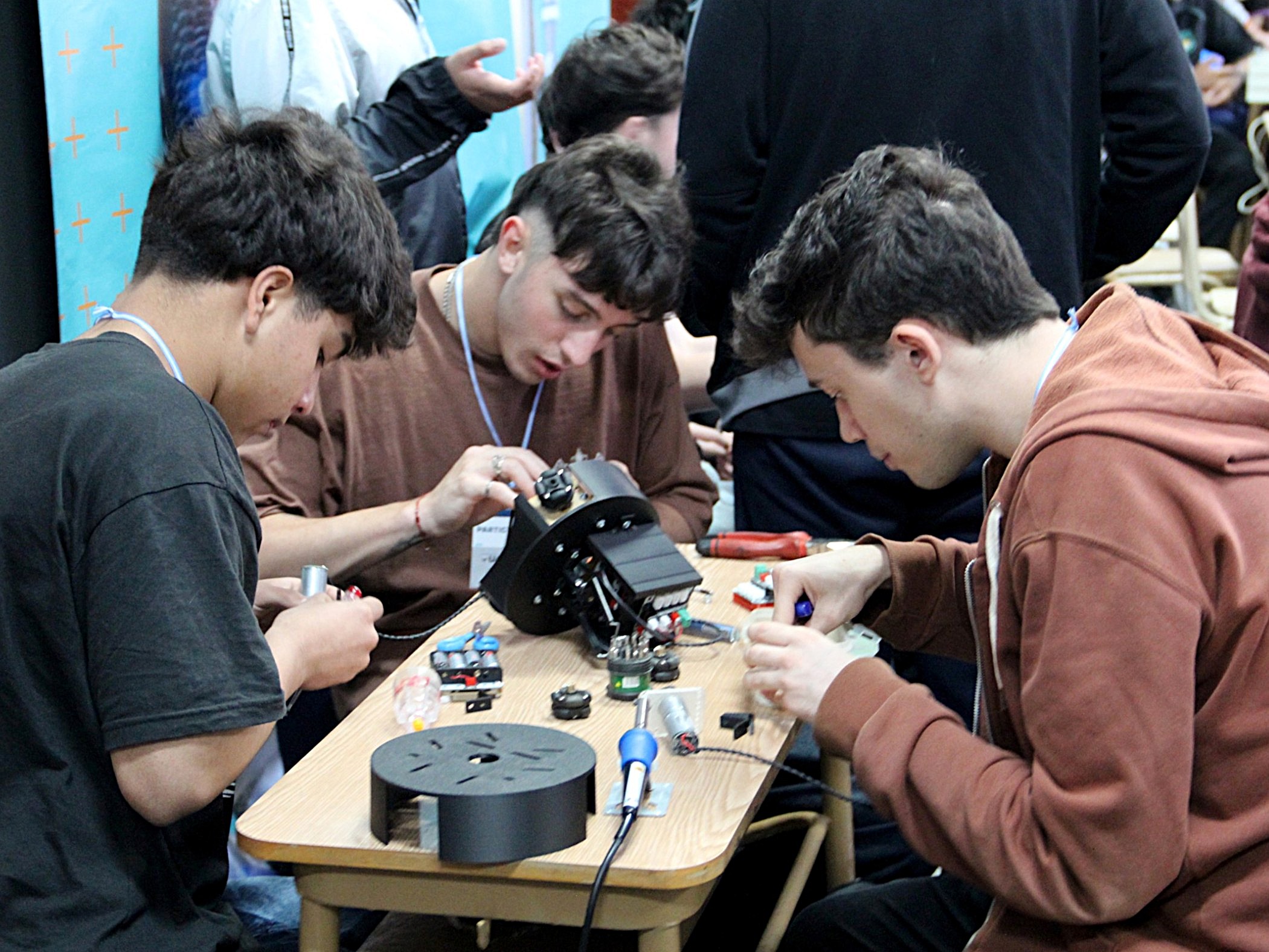 Estudiantes trabajando en equipo