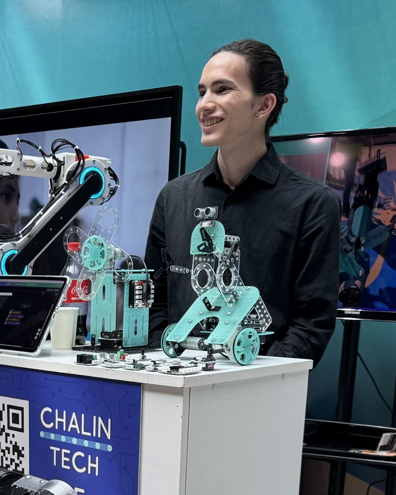 Estudiantes trabajando en equipo